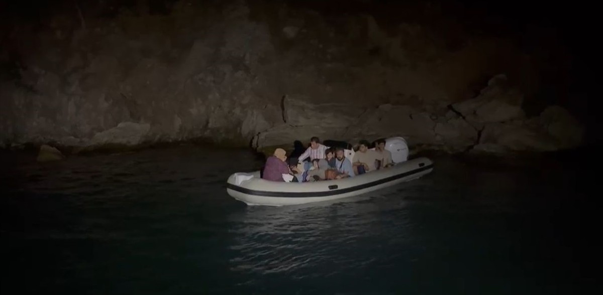 Muğla'nın Marmaris ilçesi açıklarında aralarında çocukların da bulunduğu 45 düzensiz göçmen...