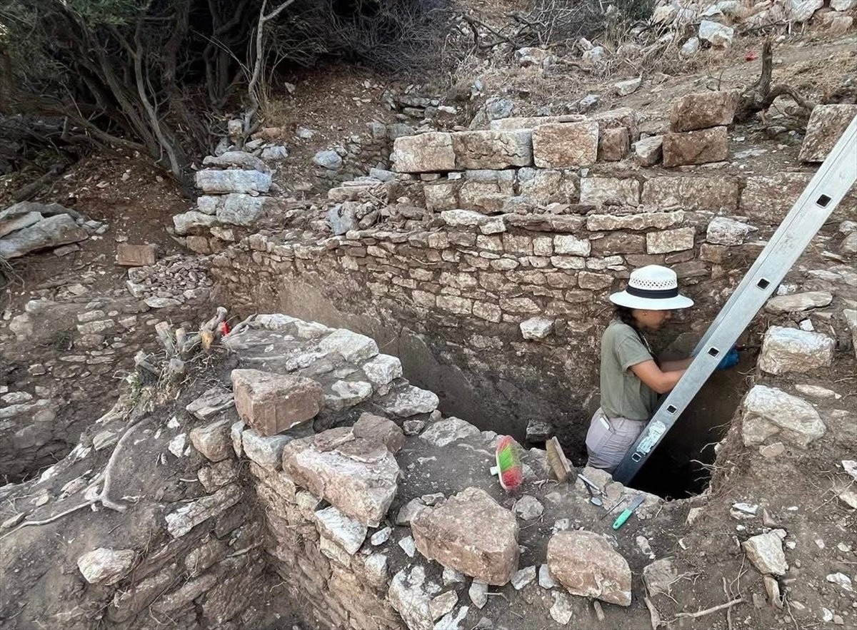 Muğla'nın Marmaris ilçesinde bulunan Amos'un antik tiyatrosundaki kazıların tüm hızıyla devam...
