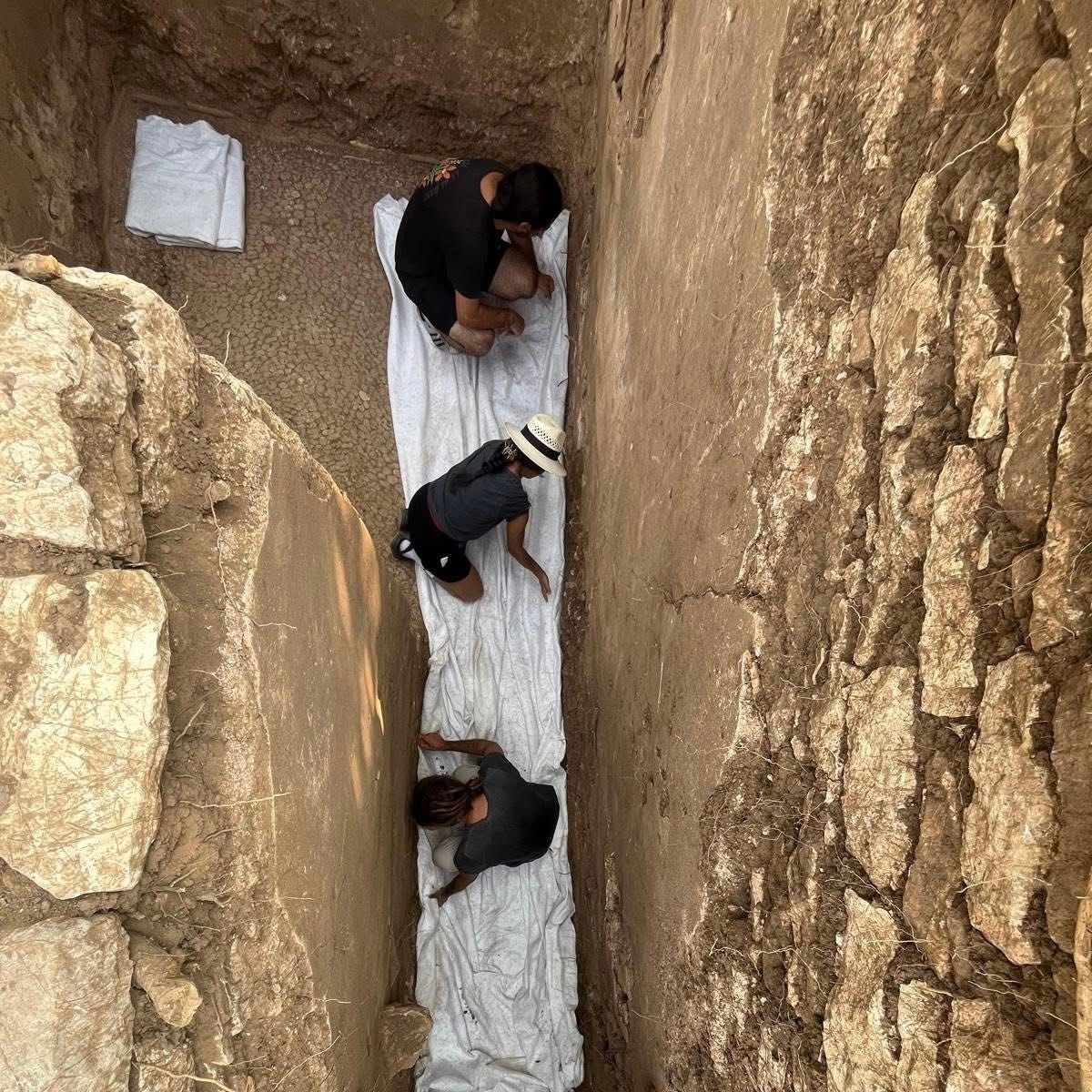 Muğla'nın Marmaris ilçesinde bulunan Amos'un antik tiyatrosundaki kazıların tüm hızıyla devam...