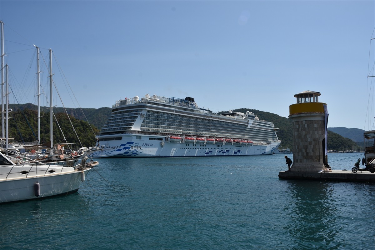 Muğla'nın Marmaris ilçesine gelen "Aroya" isimli kruvaziyer 2 bin 684 yolcu getirdi. Malta...