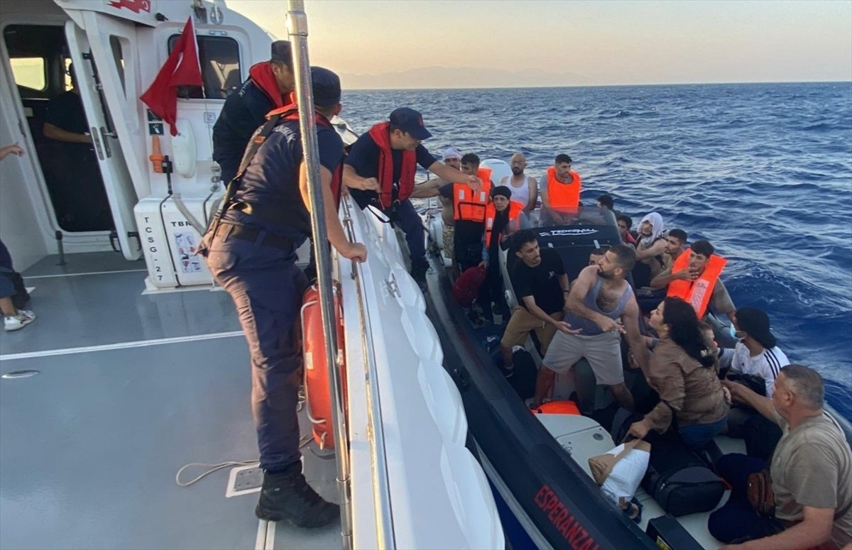 Muğla'nın Marmaris ve Datça ilçeleri açıklarında 39 düzensiz göçmen kurtarıldı, göçmen kaçakçısı...