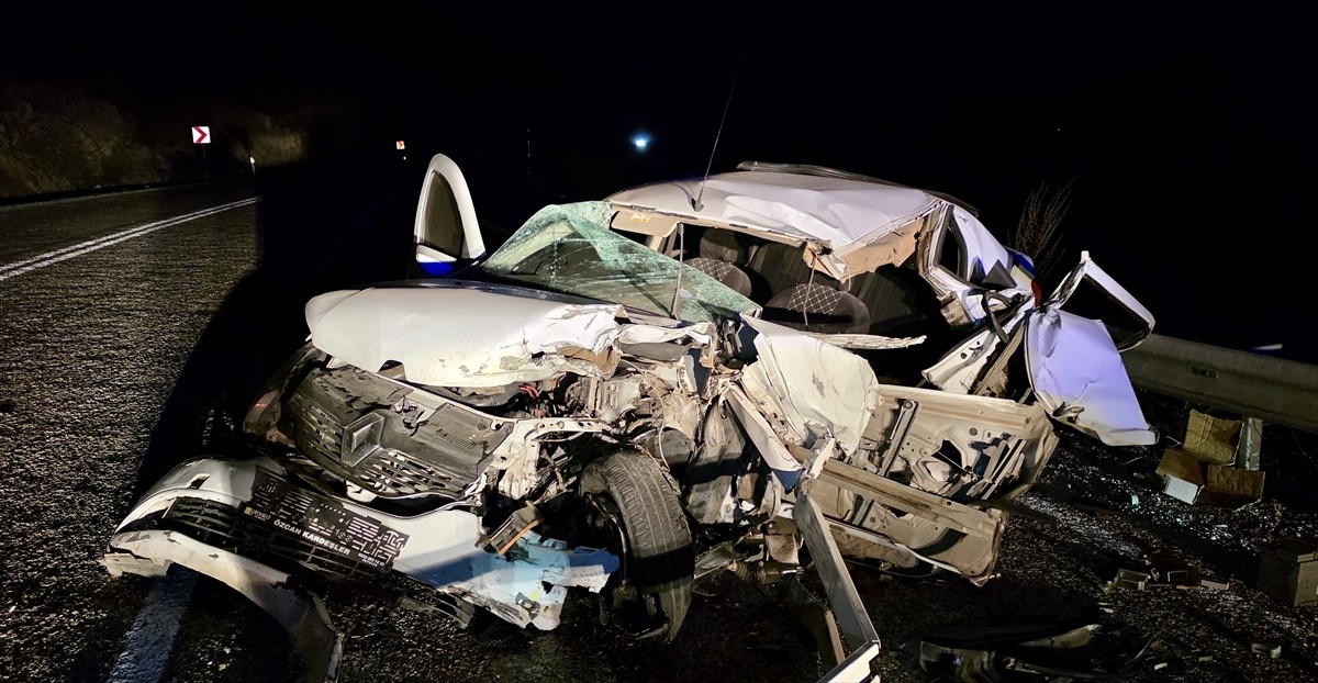 Muğla'nın Seydikemer ilçesinde tır ile çarpışan otomobilin sürücüsü hayatını kaybetti.