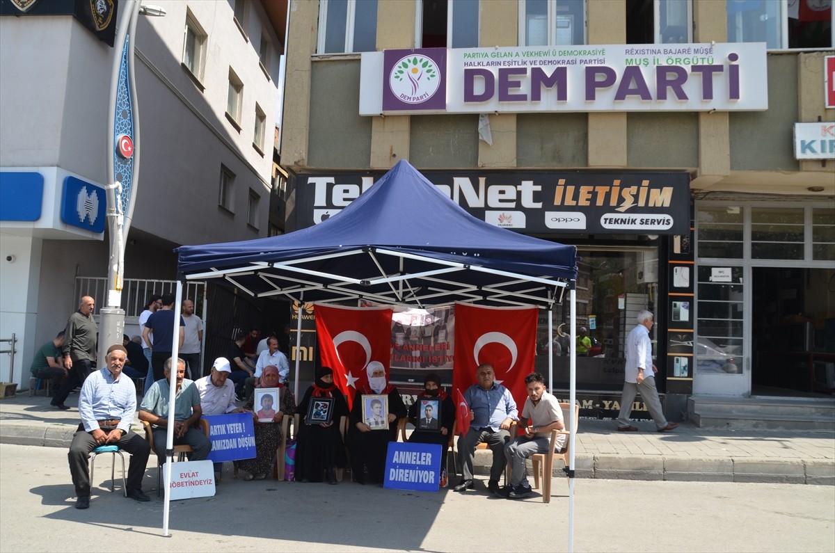 Muş'ta çocuklarının terör örgütü PKK tarafından dağa götürülmesinden DEM Parti'yi sorumlu tutan...
