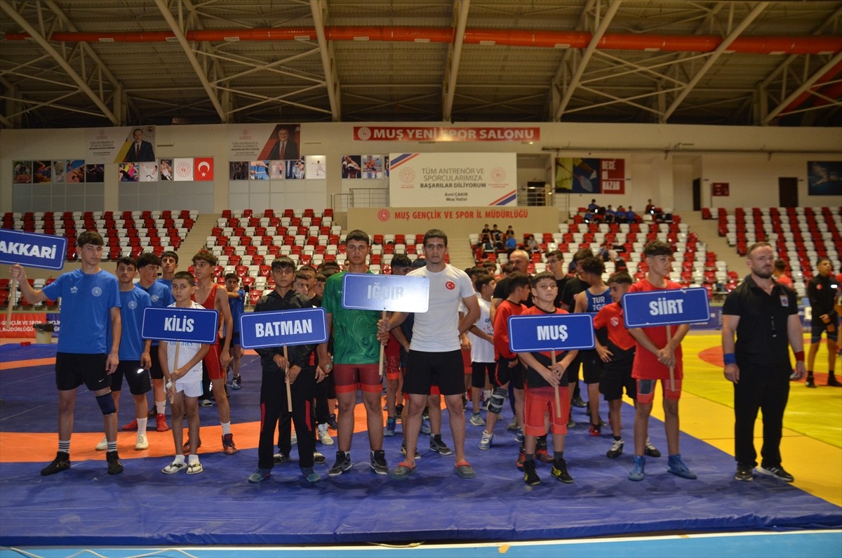 Muş'ta gerçekleştirilen Anadolu Yıldızlar Ligi 1. Etap 4. Grup Güreş Müsabakaları, 250 sporcunun...