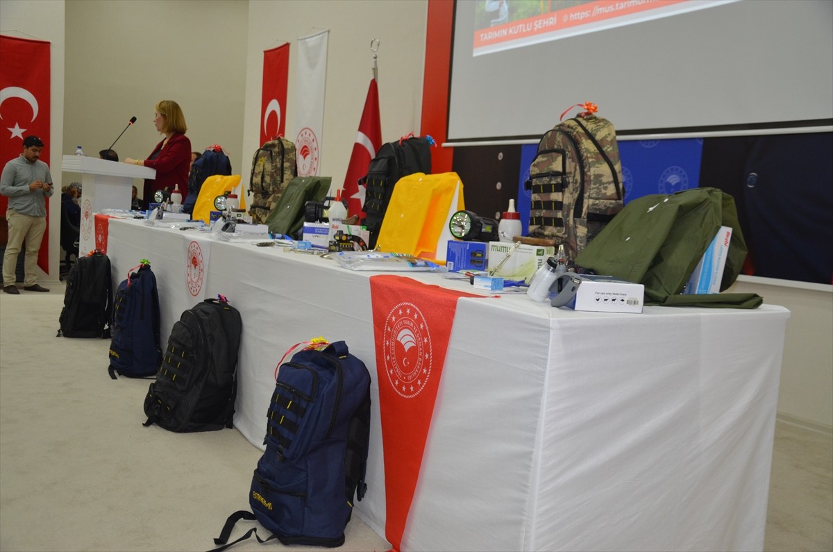 Muş'ta "Sürü Yöneticisine Donanımlı Ekipman Çantası Temini Projesi" kapsamında 400 çobana ekipman...