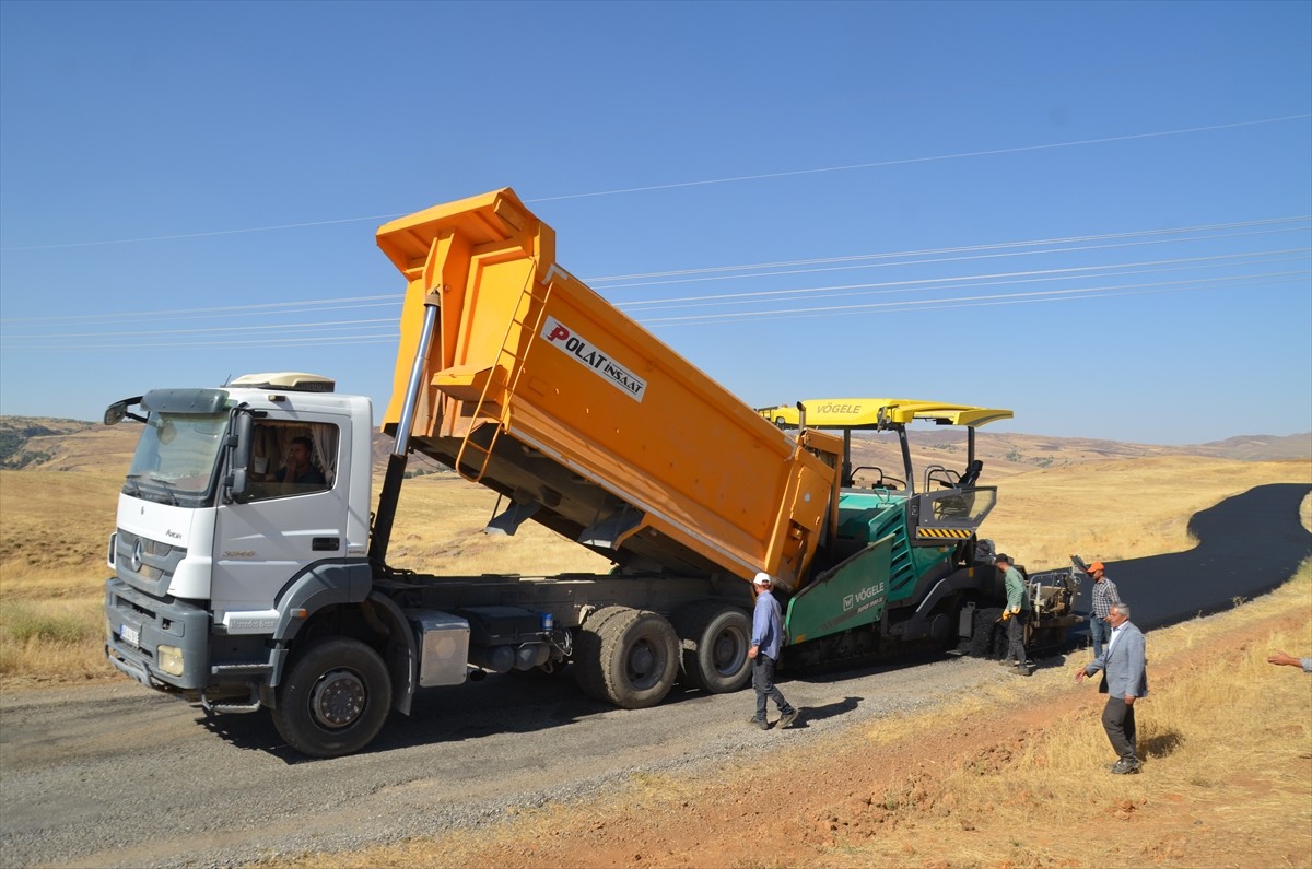 Muş İl Özel İdaresi Yol ve Ulaşım Hizmetleri Müdürlüğü ekipleri, kırsaldaki köy yollarına asfalt...