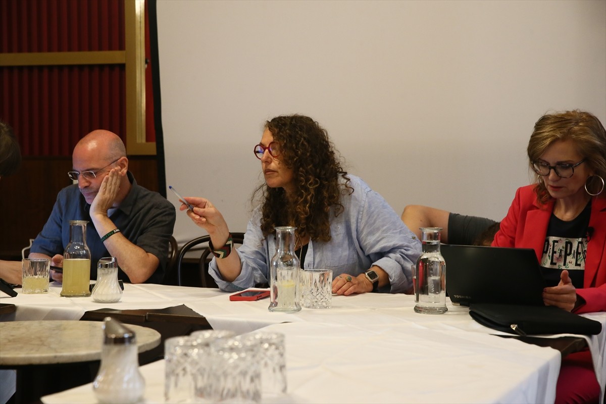 Musevi asıllı aktivist Dalia Sarig-Fellner (sol 2), İsrailli aktivist Ronnie Barkan ve Avusturyalı...