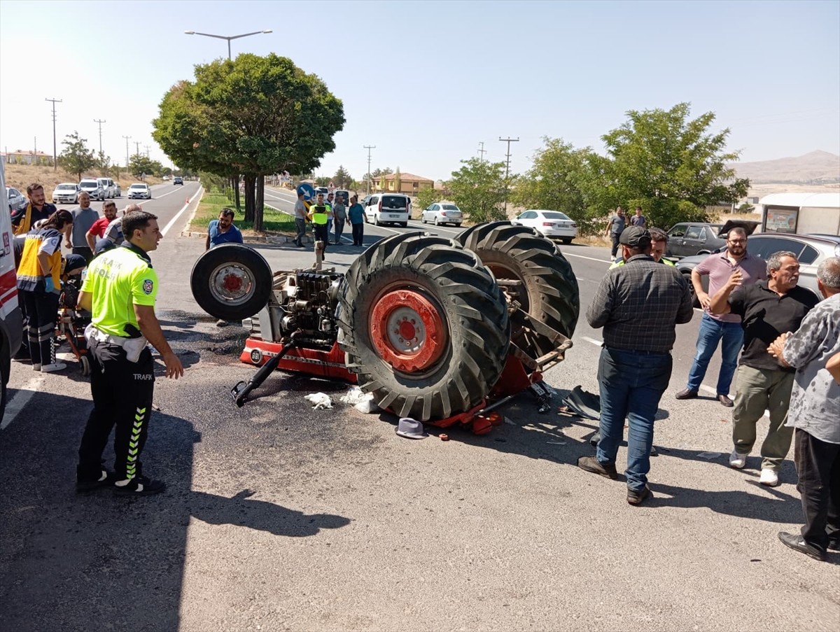 Nevşehir'in Gülşehir ilçesinde hafif ticari araçla çarpışan traktörün sürücüsü ağır...