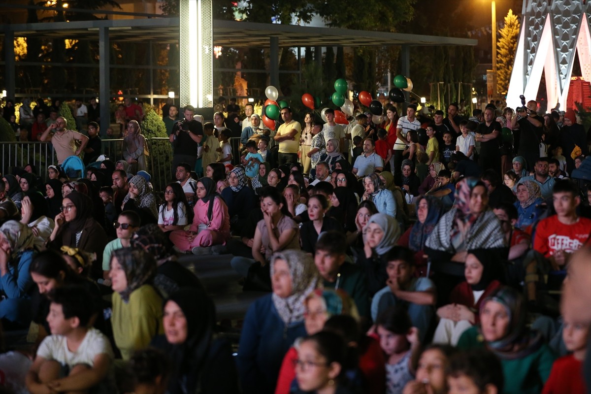 Niğde Belediyesi tarafından düzenlenen "Minderli Sinema Günleri" etkinliğinde "Sessiz Çığlık"...