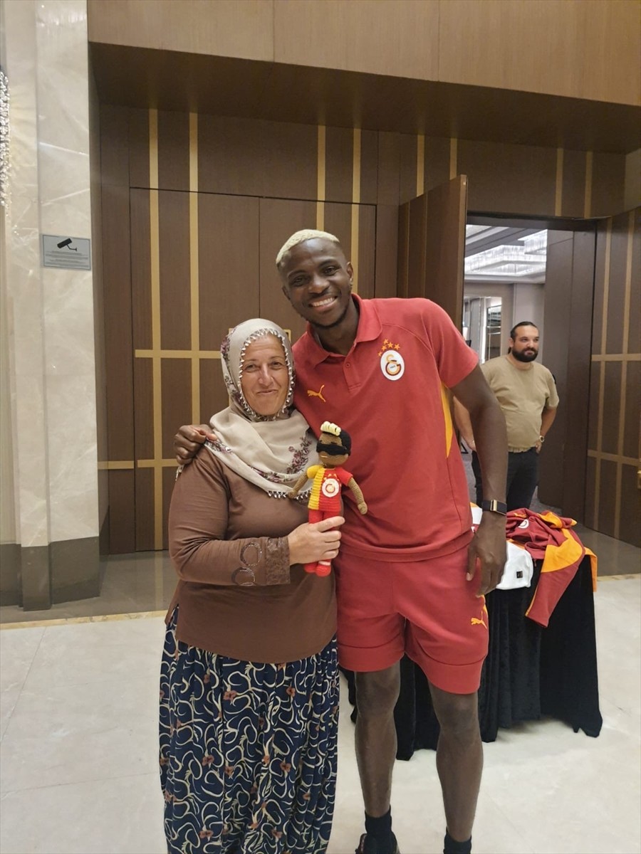 Nijeryalı golcü Victor Osimhen'e örgü bebek hediye etmesiyle tanınan 56 yaşındaki çiftçi Neslihan...