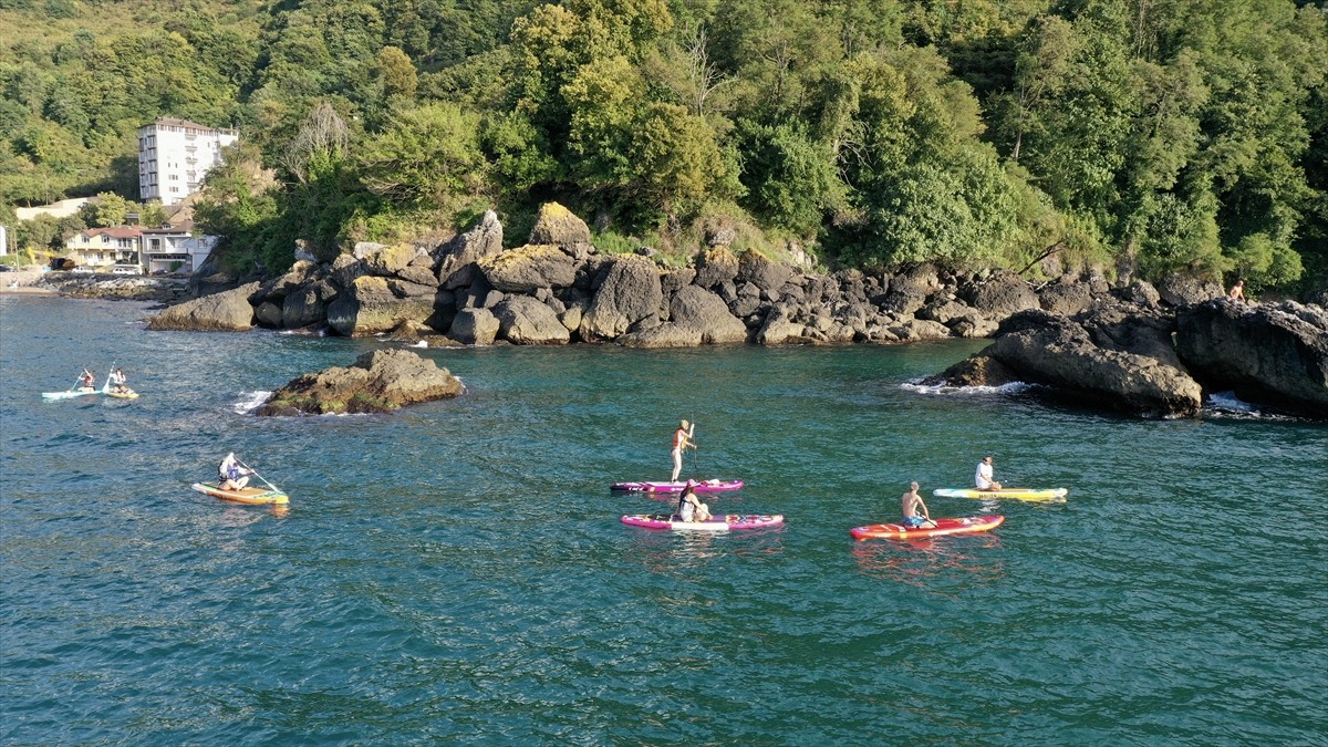 Ordu'da, su sporlarını yapmayı sevenler Karadeniz'in mavi sularında kürek sörfü ile tanışıyor....