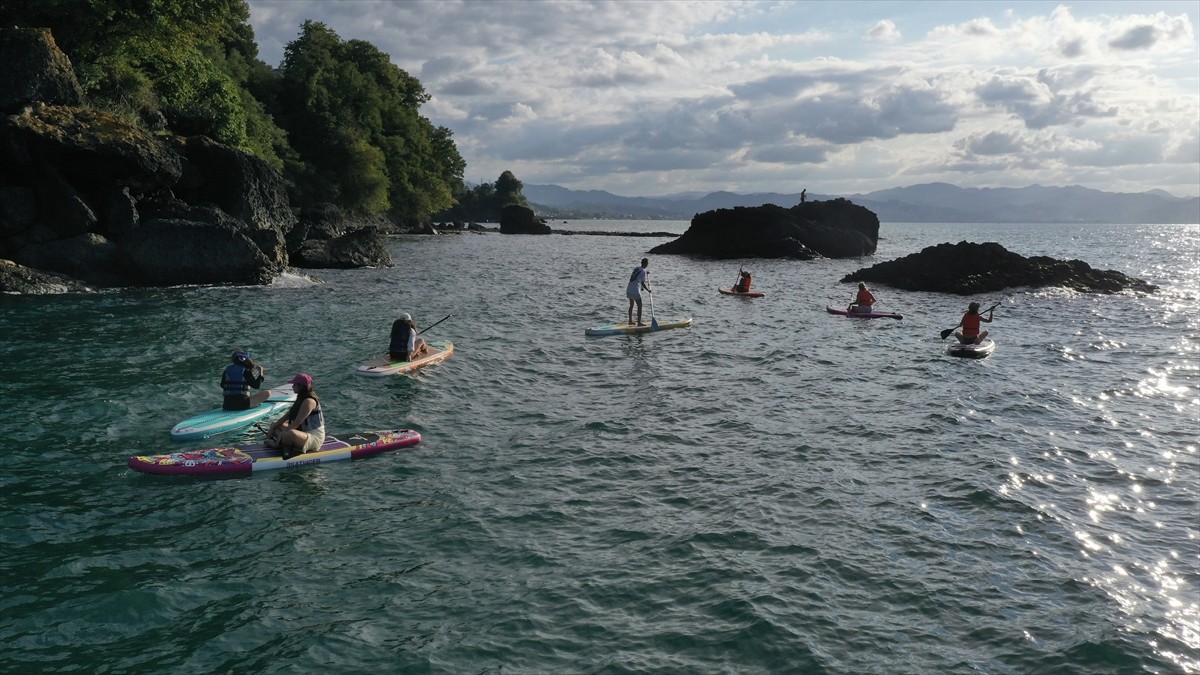 Ordu'da, su sporlarını yapmayı sevenler Karadeniz'in mavi sularında kürek sörfü ile tanışıyor....