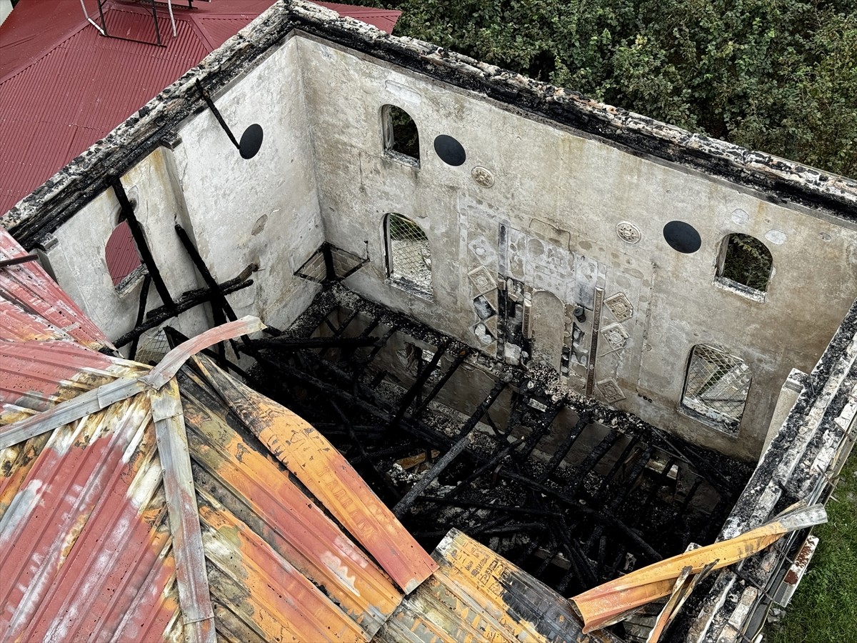 Ordu'nun Altınordu ilçesinde çıkan yangında cami kullanılamaz hale geldi.