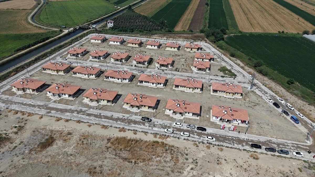 Osmaniye'de yapımı tamamlanan 26 köy evi, törenle depremzedelere teslim edildi. Vali Erdinç...