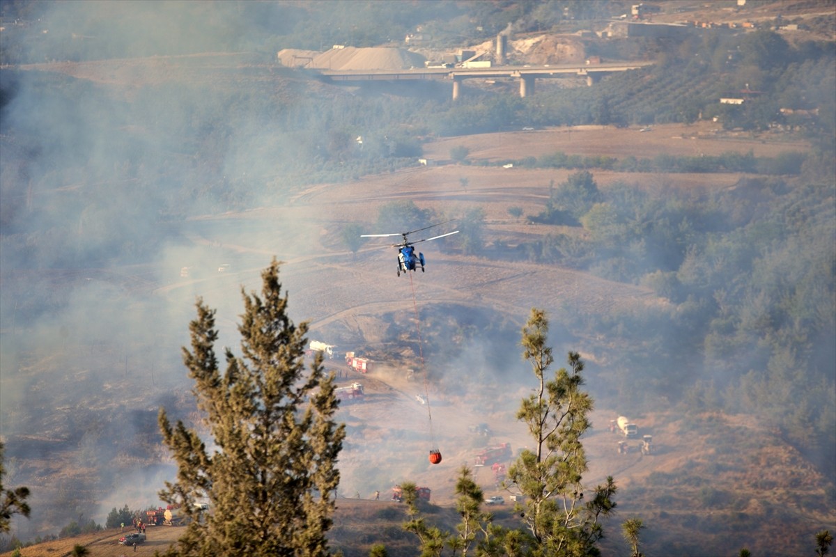 Osmaniye'nin Düziçi ilçesinde çıkan orman yangınına havadan ve karadan müdahale ediliyor.