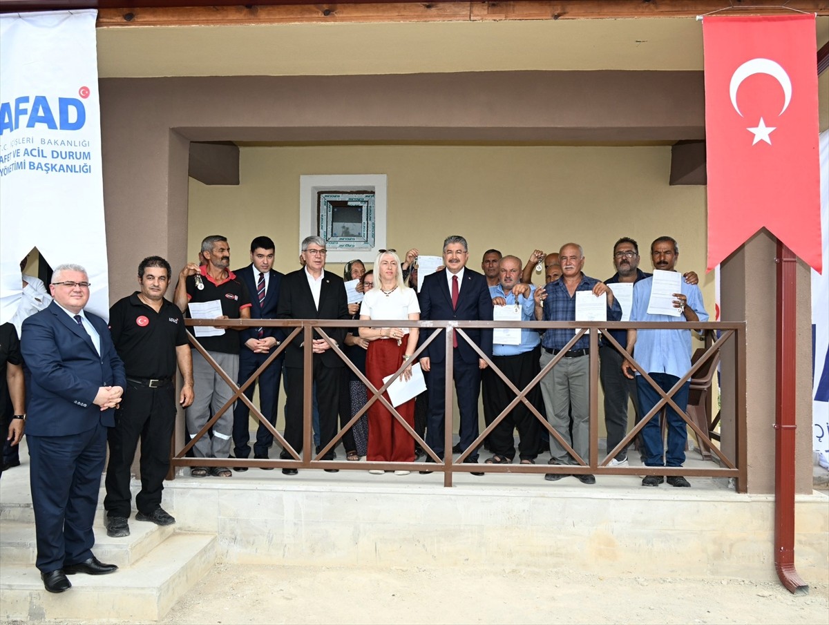 Osmaniye'nin Sumbas ilçesinde yapımı tamamlanan 27 köy evi, törenle hak sahibi depremzedelere...