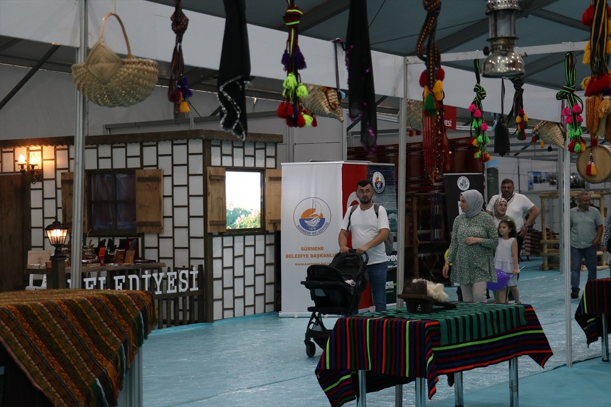 "Trabzon seni çağırıyor" sloganıyla düzenlenen Trabzon Günleri sürüyor. İpek Yolu Fuar Alanı'ndaki...