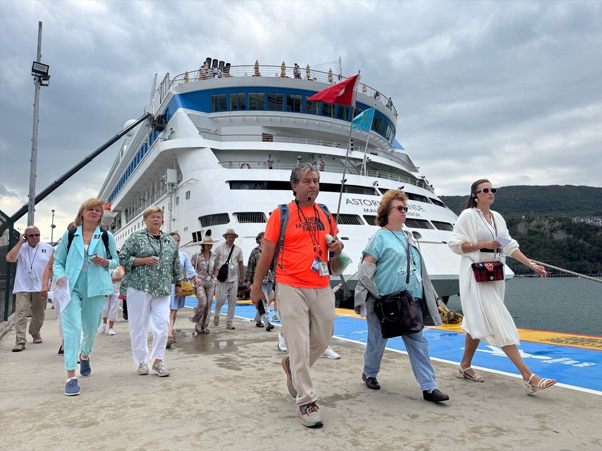 Rusya'nın Soçi kentinden Amasra'ya 1117 yolcu ve 444 kişilik mürettebatıyla gelen "Astoria Grande"...