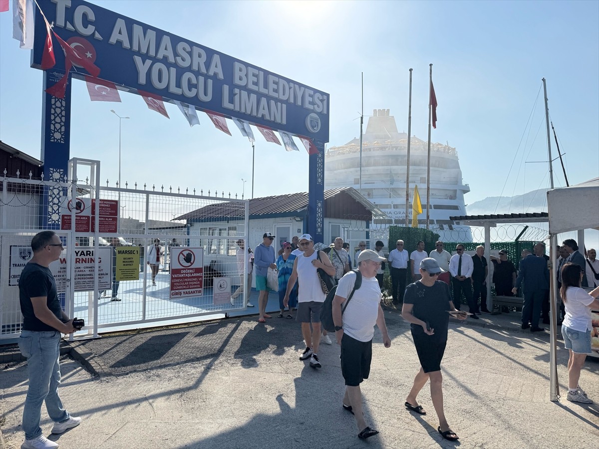 Rusya'nın Soçi kentinden hareket eden "Astoria Grande" adlı kruvaziyer, Amasra Limanı'na...