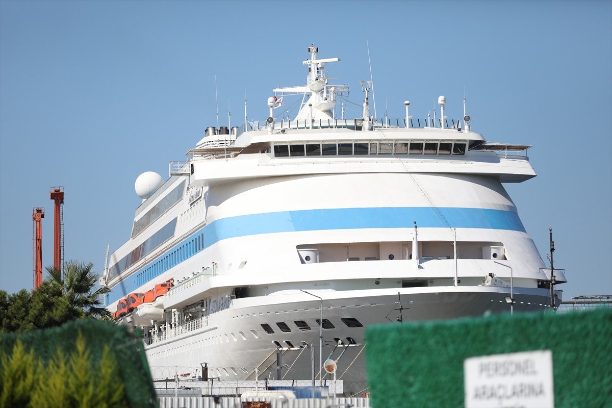 Rusya'nın Soçi kentinden hareket eden "Astoria Grande" adlı kruvaziyer Samsun Limanı'na...