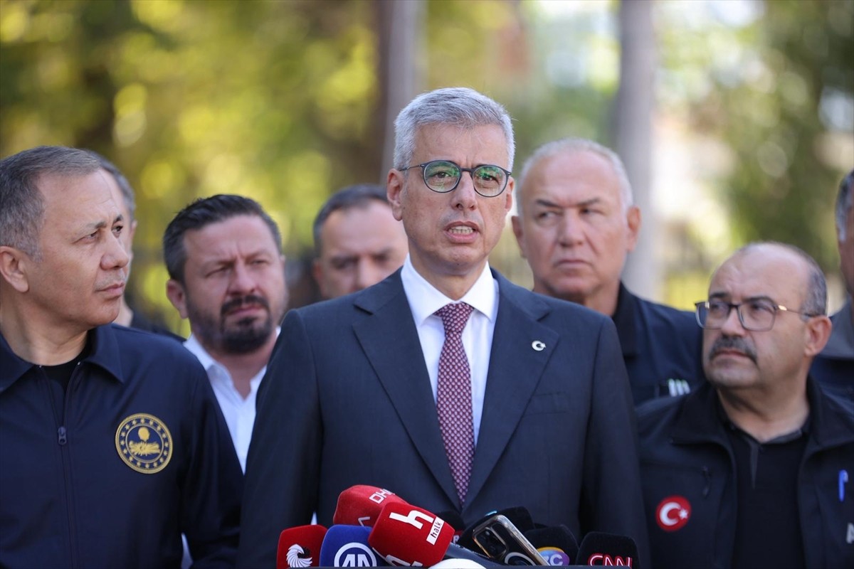 Sağlık Bakanı Kemal Memişoğlu, Balıkesir'in Sındırgı ilçesinde meydana gelen 6,1 büyüklüğündeki...