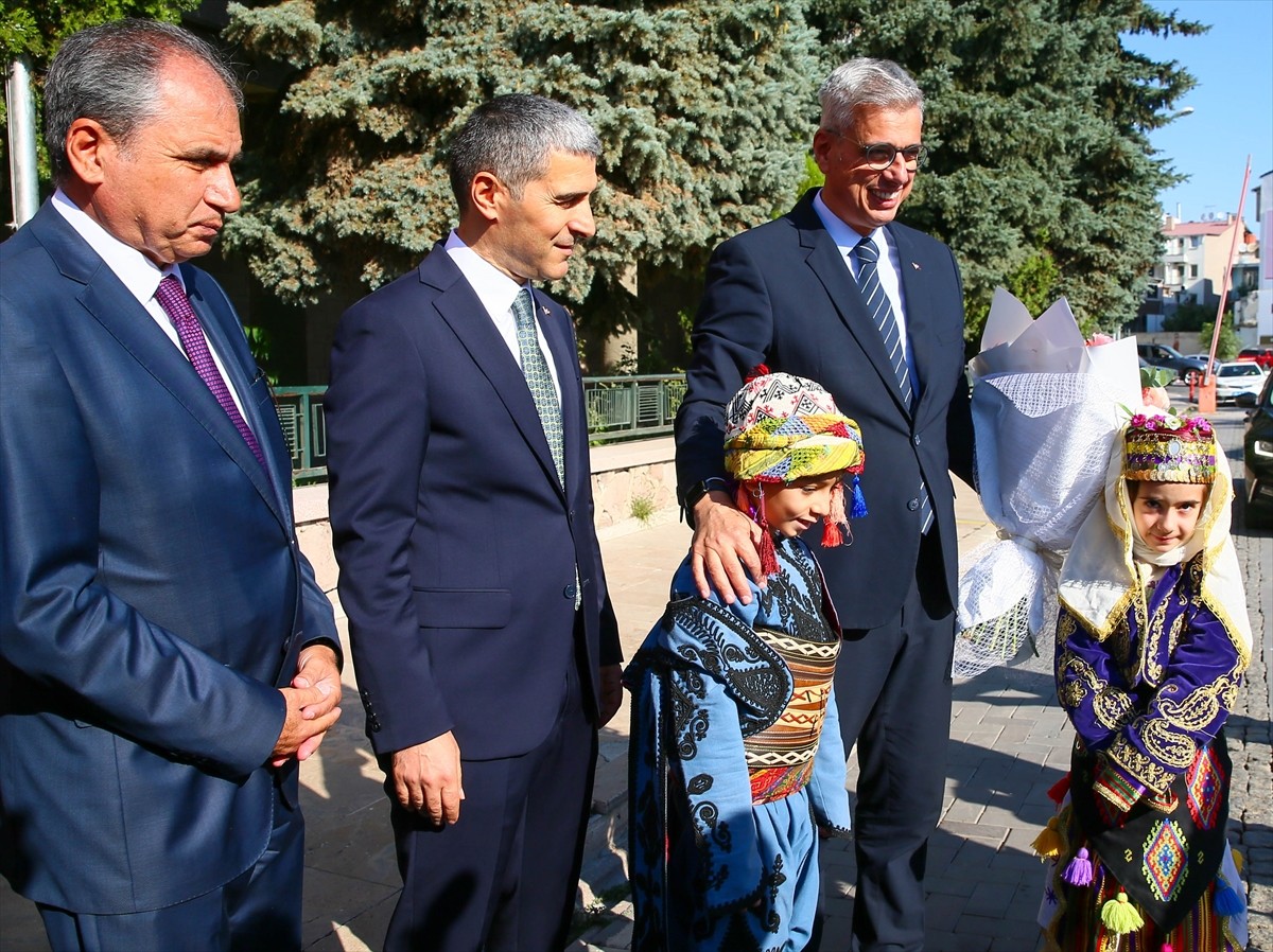 Sağlık Bakanı Kemal Memişoğlu (sağda), Uşak Valisi Naci Aktaş'ı (sol 2) ziyaret etti. Bakan...