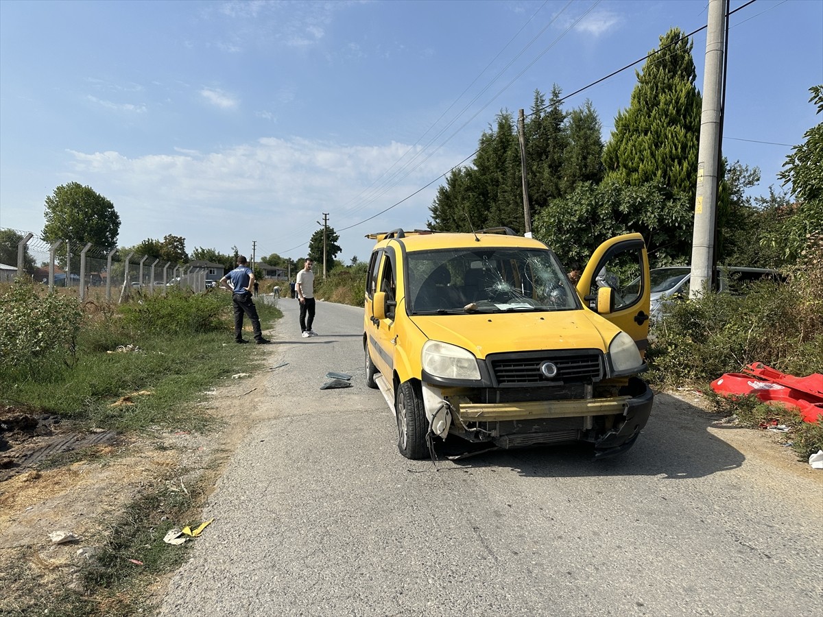 Sakarya'nın Adapazarı ilçesinde hafif ticari araçla çarpışan motosikletin sürücüsü hayatını...