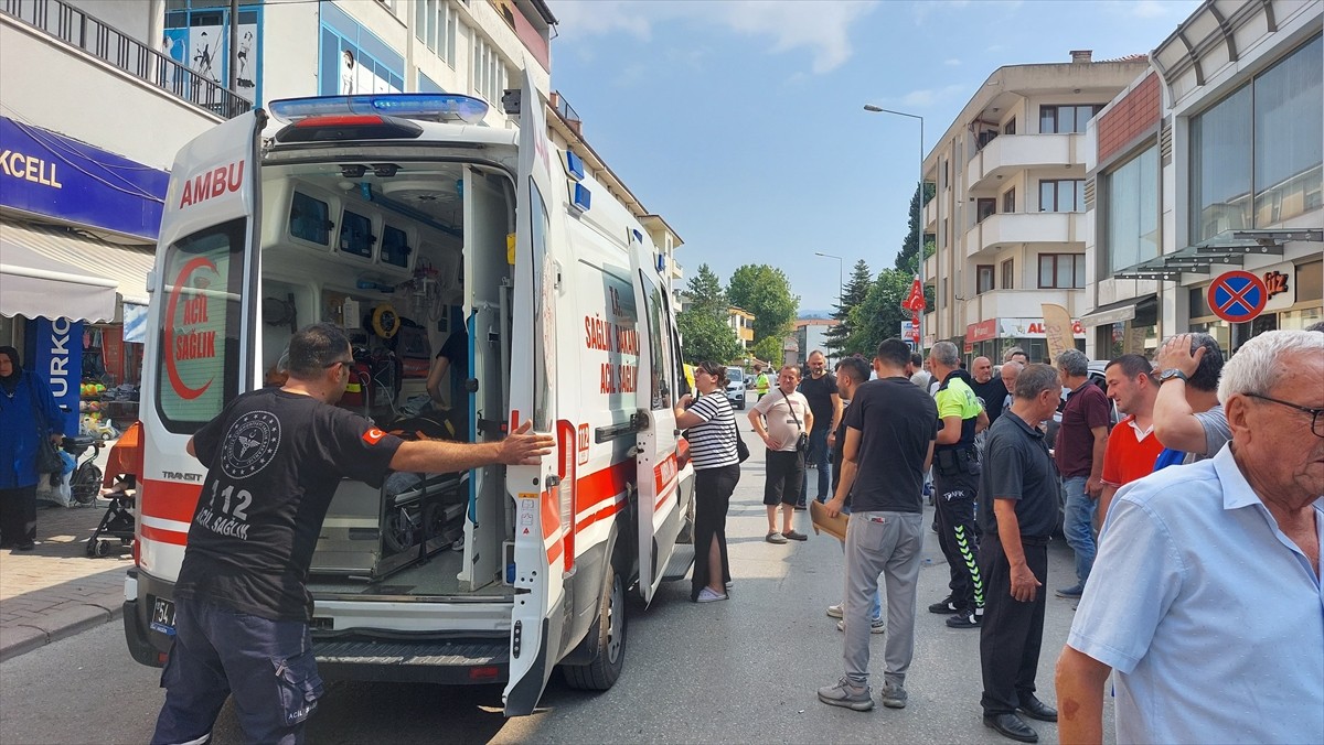Sakarya'nın Akyazı ilçesinde kamyonetin çarptığı yaya yaralandı. Bölgeye polis ve sağlık ekibi...