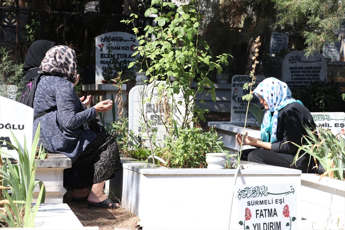 Sakarya'nın Serdivan ilçesinde yer alan Deprem Şehitliği'ne her sene kızlarıyla İstanbul'dan gelen...