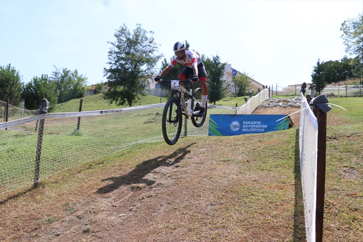 Sakaryalı milli bisikletçi 20 yaşındaki Burak Başer, 2026 UCI Dağ Bisikleti Eliminatör Dünya...