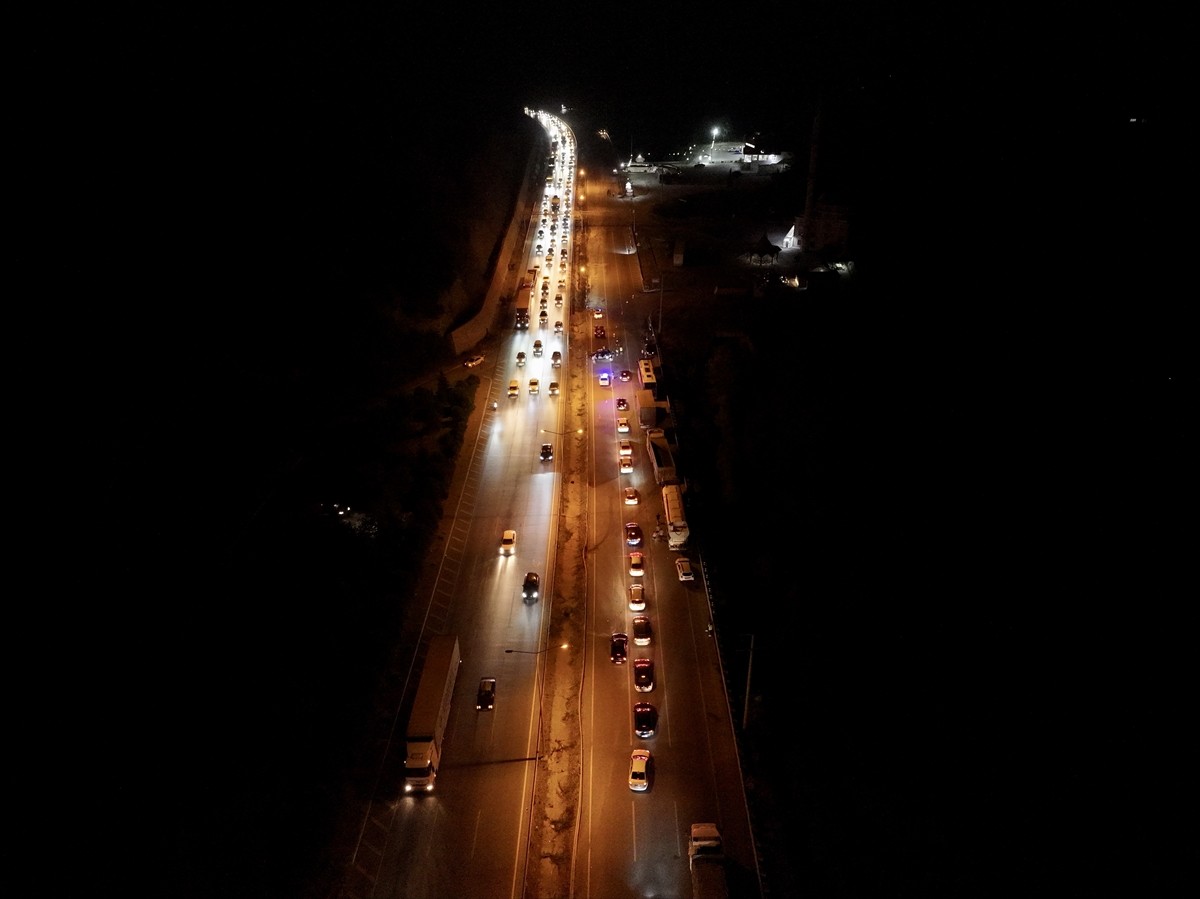 Samsun'da dorsesinde yangın çıkan tır, 8 kilometre boyunca alevlerle yoluna devam etti. Yolda...