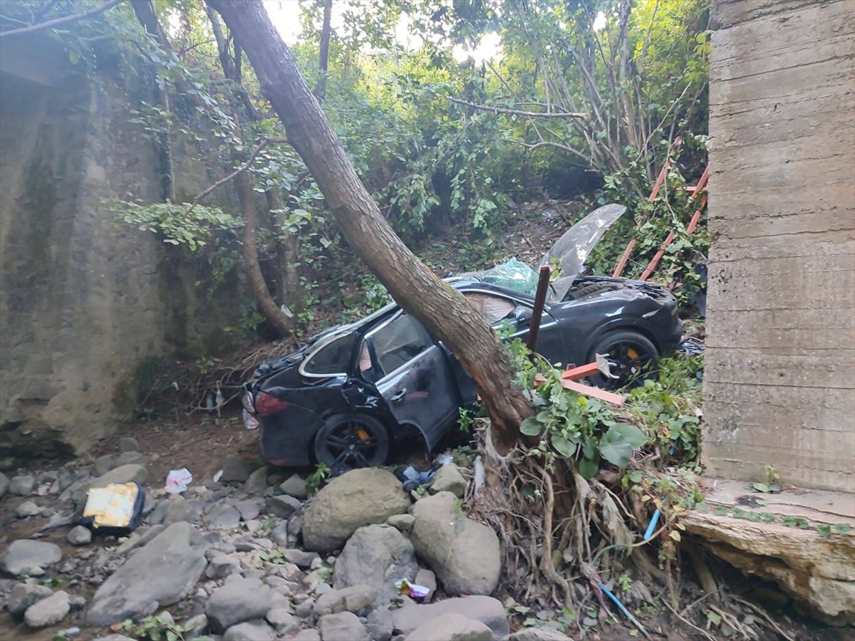 Samsun'un 19 Mayıs ilçesinde köprüden düşen otomobilde bir çocuk hayatını kaybetti, 2'si çocuk 3...
