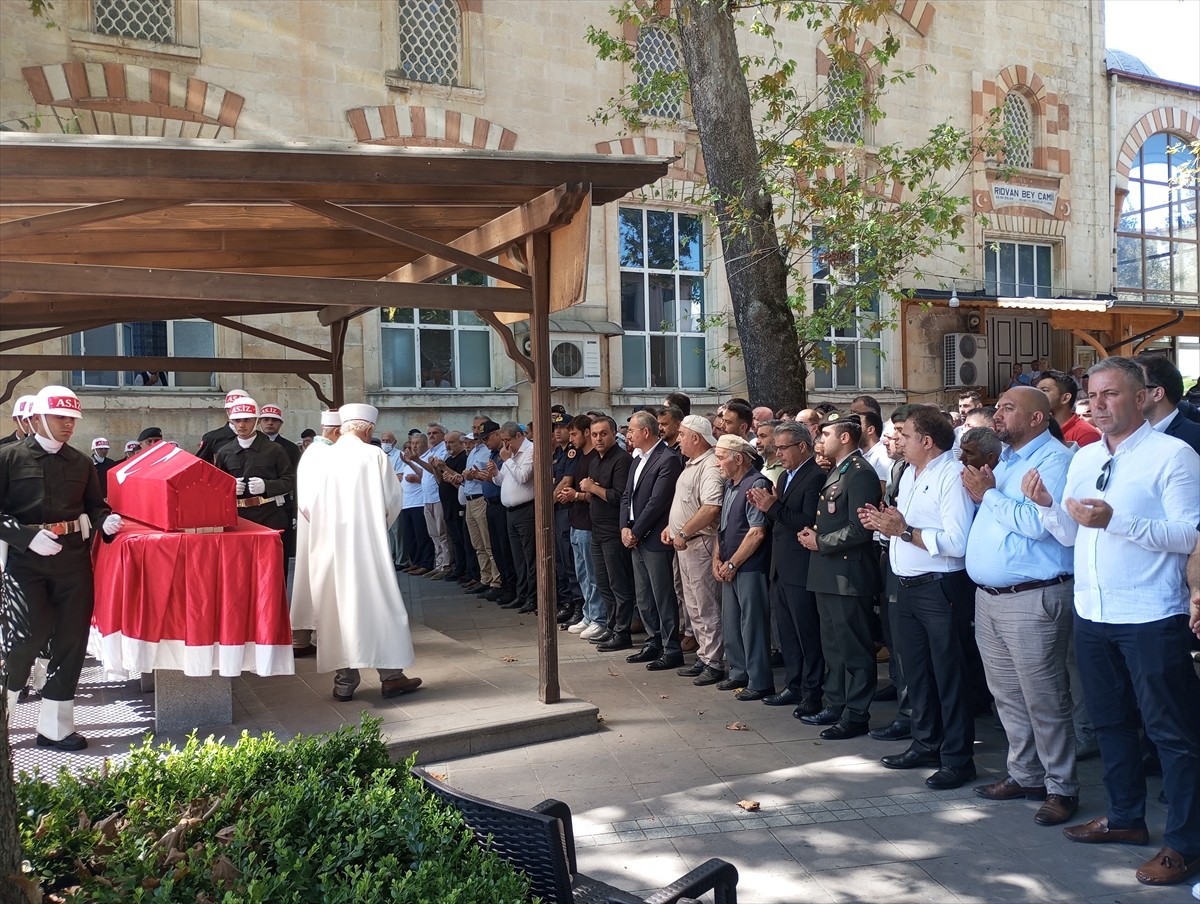 Samsun'un Çarşamba ilçesinde vefat eden Kıbrıs gazisi Necmi Çiçek'in cenazesi toprağa...