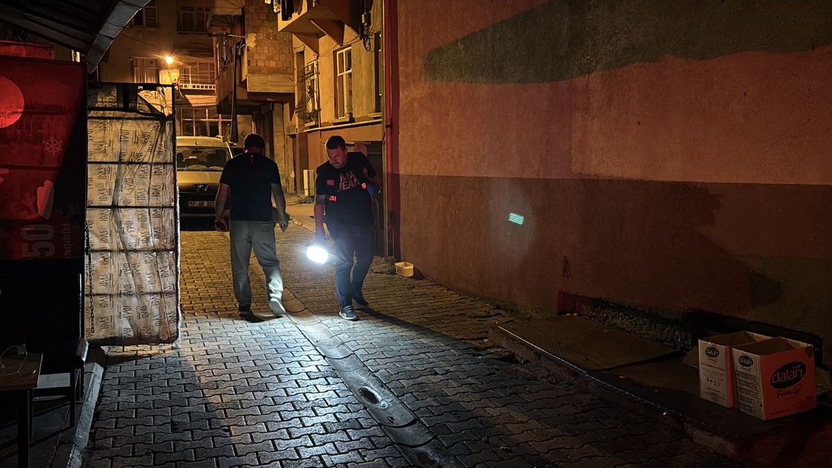 Samsun'un İlkadım ilçesinde düzenlenen silahlı saldırıda 1 kişi yaralandı. İhbar üzerine olay...