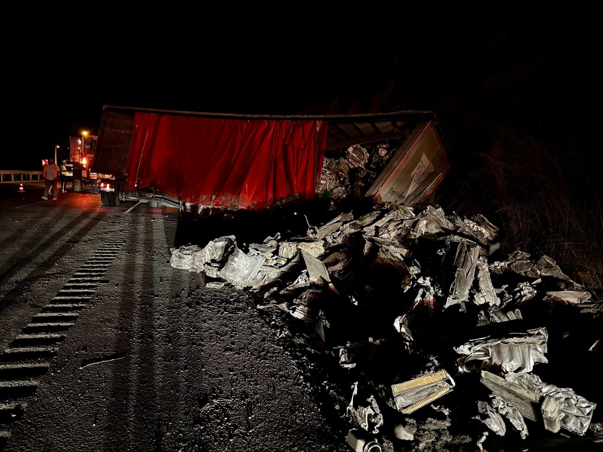 Samsun'un Kavak ilçesinde şarampole devrilen hurda yüklü tır nedeniyle Samsun-Ankara kara yolunda...