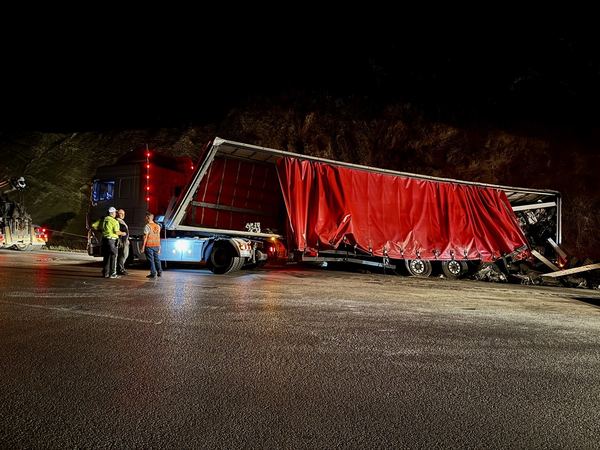 Samsun'un Kavak ilçesinde şarampole devrilen hurda yüklü tır nedeniyle Samsun-Ankara kara yolunda...
