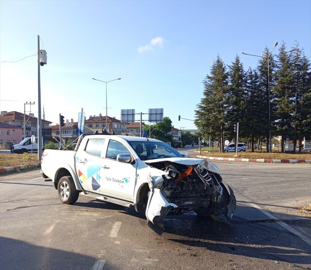 Samsun'un Ladik ilçesinde pikapla otomobilin çarpıştığı kazada 4 kişi yaralandı. 