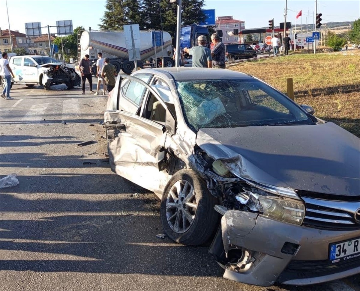Samsun'un Ladik ilçesinde pikapla otomobilin çarpıştığı kazada 4 kişi yaralandı. 