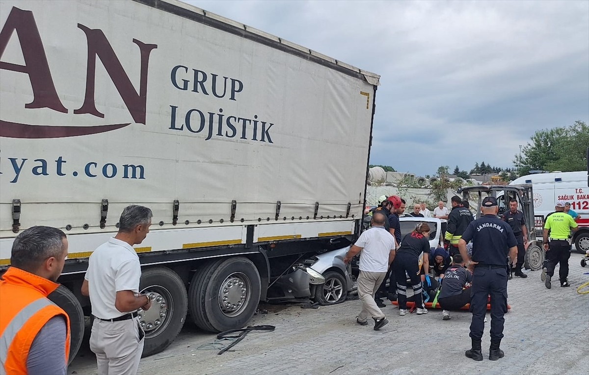 Samsun'un Terme ilçesinde, park halindeki çekiciye bağlı römorka çarpan otomobildeki 1 kişi öldü...