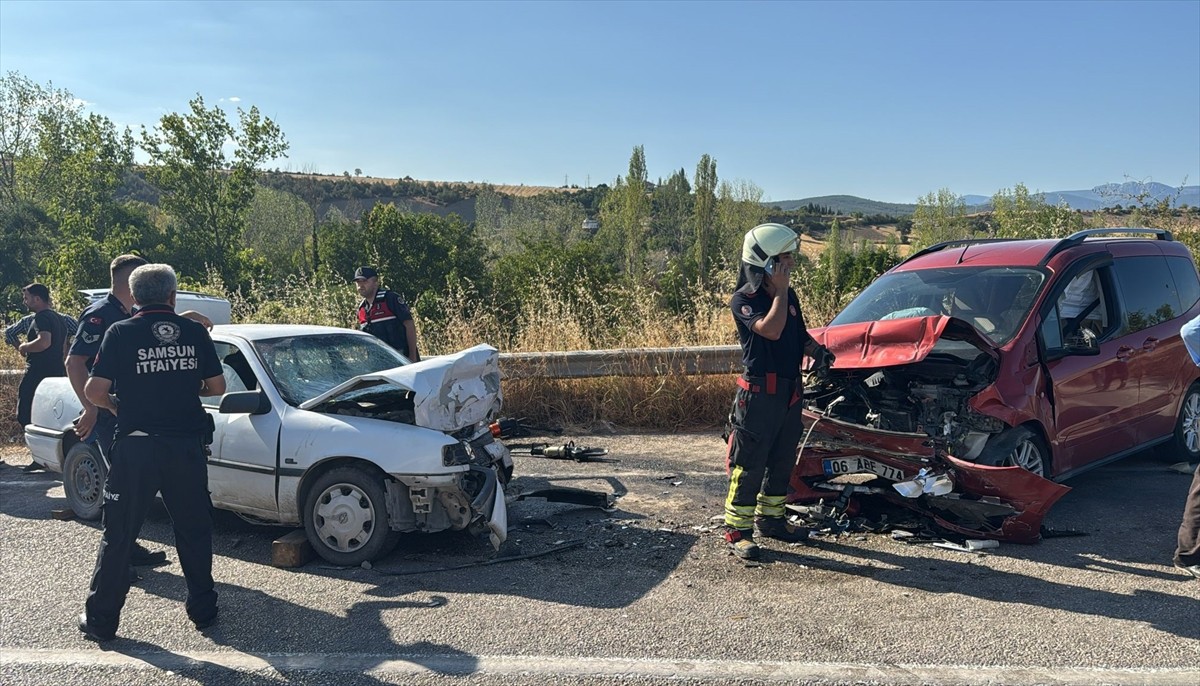 Samsun'un Vezirköprü ilçesinde iki otomobilin çarpışması sonucu 1 kişi hayatını kaybetti, 11 kişi...
