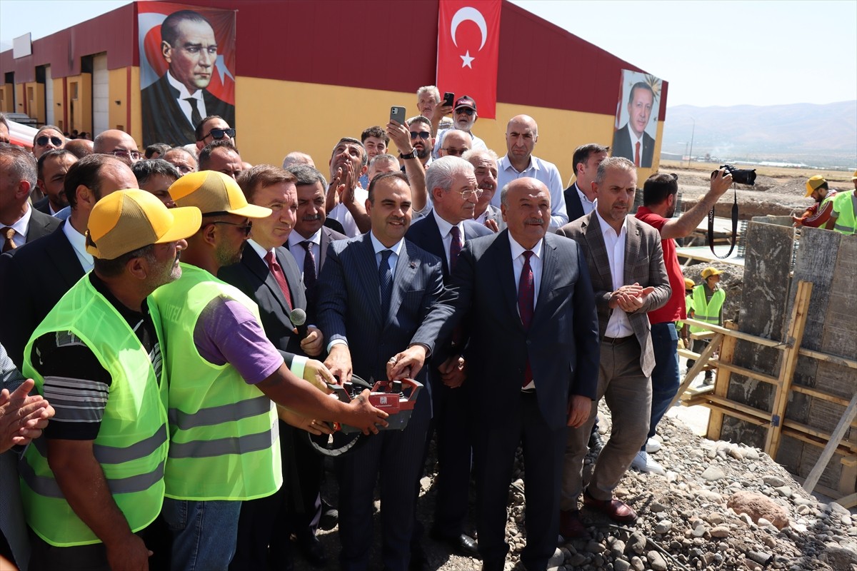 Sanayi ve Teknoloji Bakanı Mehmet Fatih Kacır, Erzincan'da Organize Sanayi Bölgesi'ndeki temel...