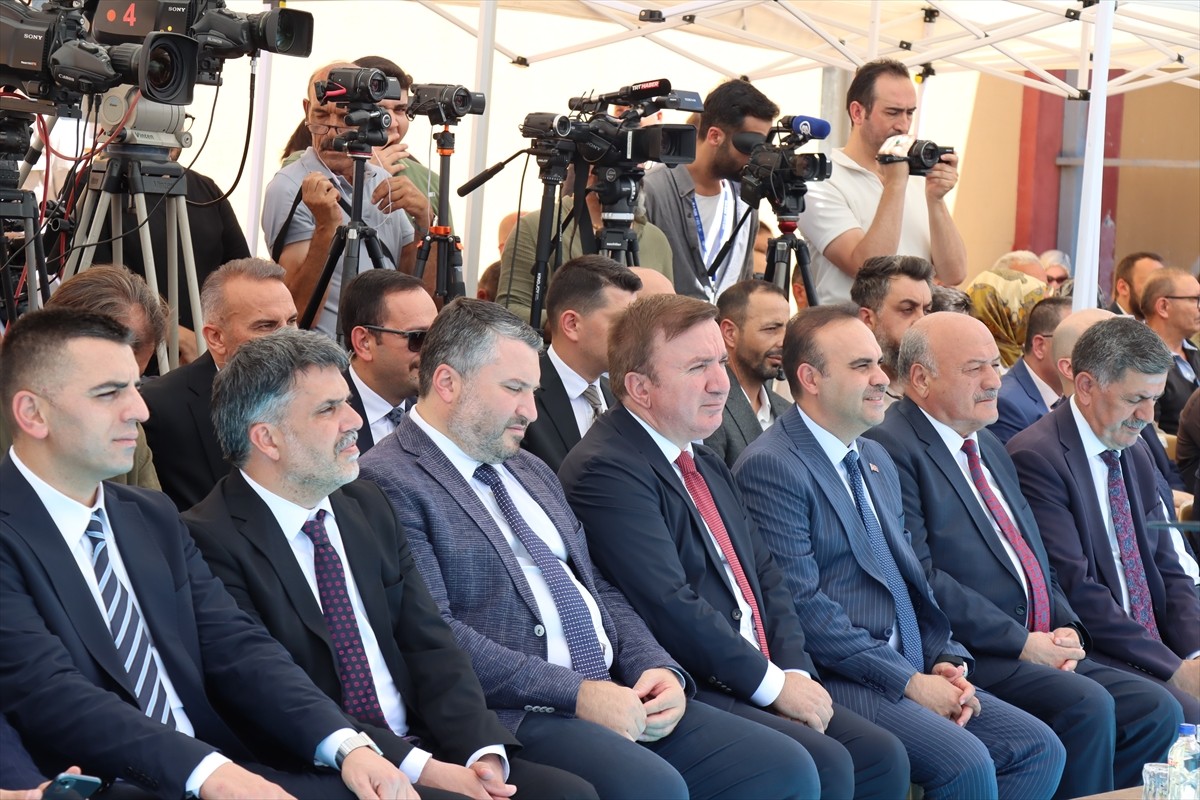 Sanayi ve Teknoloji Bakanı Mehmet Fatih Kacır, Erzincan'da Organize Sanayi Bölgesi'ndeki temel...