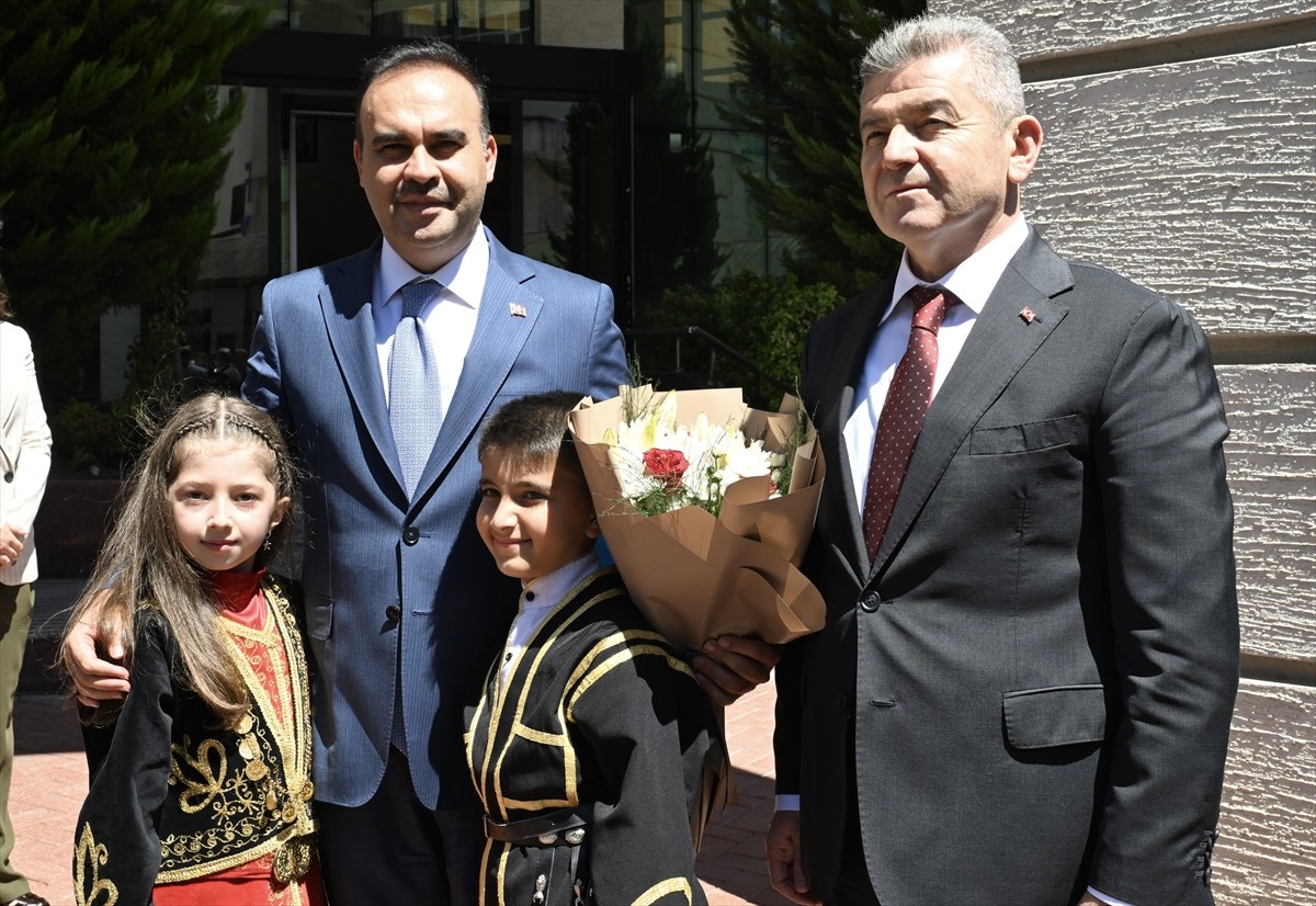 Sanayi ve Teknoloji Bakanı Mehmet Fatih Kacır (solda), çeşitli programlara katılmak üzere geldiği...