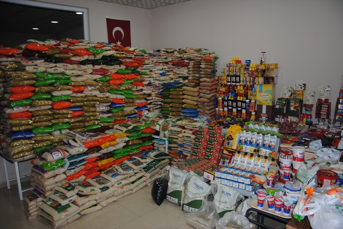 Şanlıurfa'da yaklaşık 2 ton kurtlanmış pirinç ile son kullanma tarihi geçmiş gıda ürünleri ele...