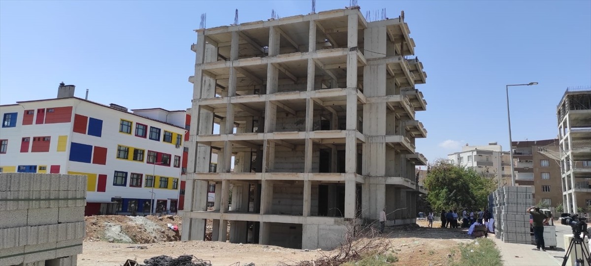 Şanlıurfa'da yaptığı 5 katlı apartmanın beton standardının altında olduğunu ikinci testte tespit...