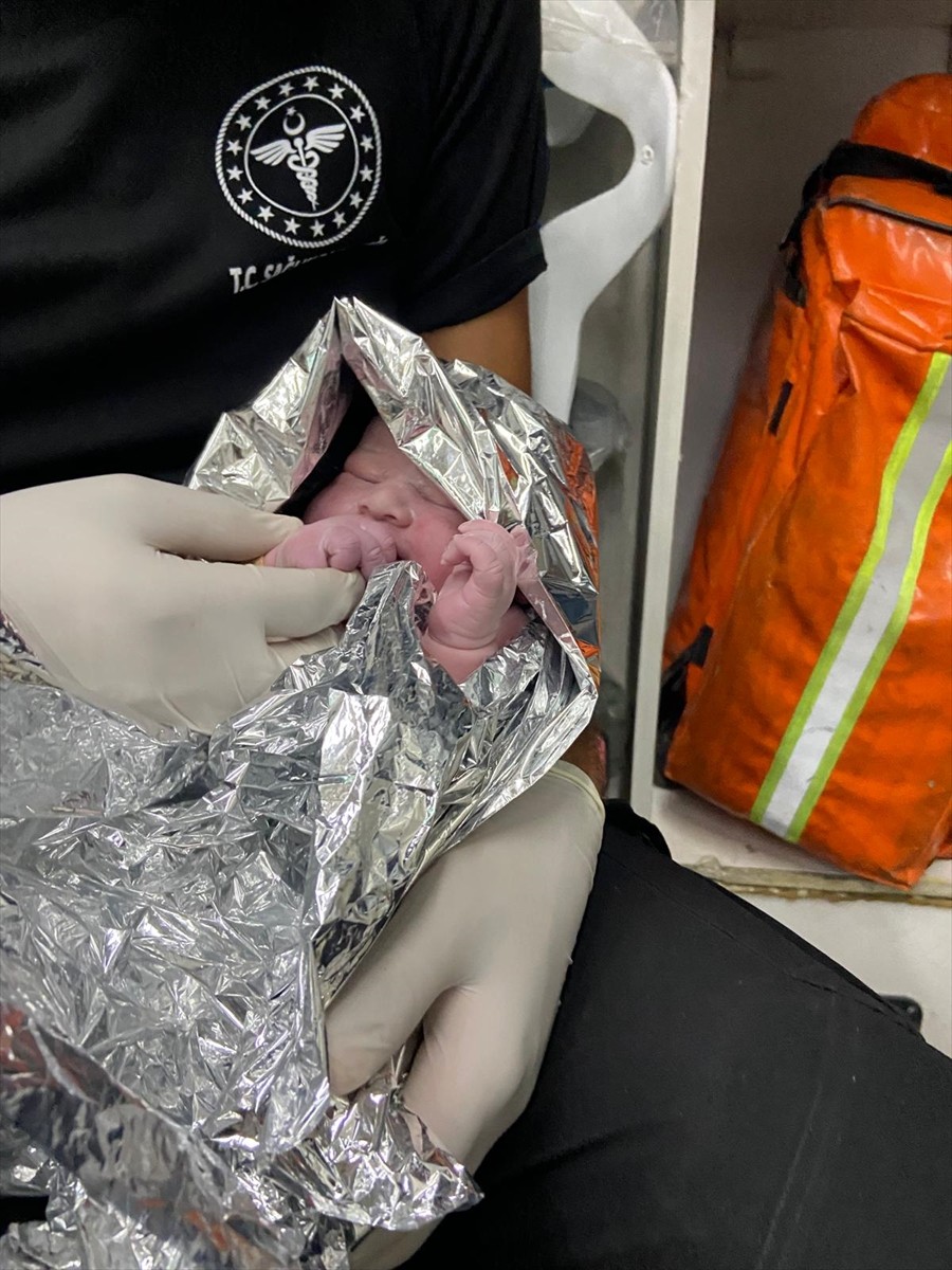 Şanlıurfa'nın Akçakale ilçesinde hastaneye sevk edilen hamile kadın, sağlık ekibinin başarılı...