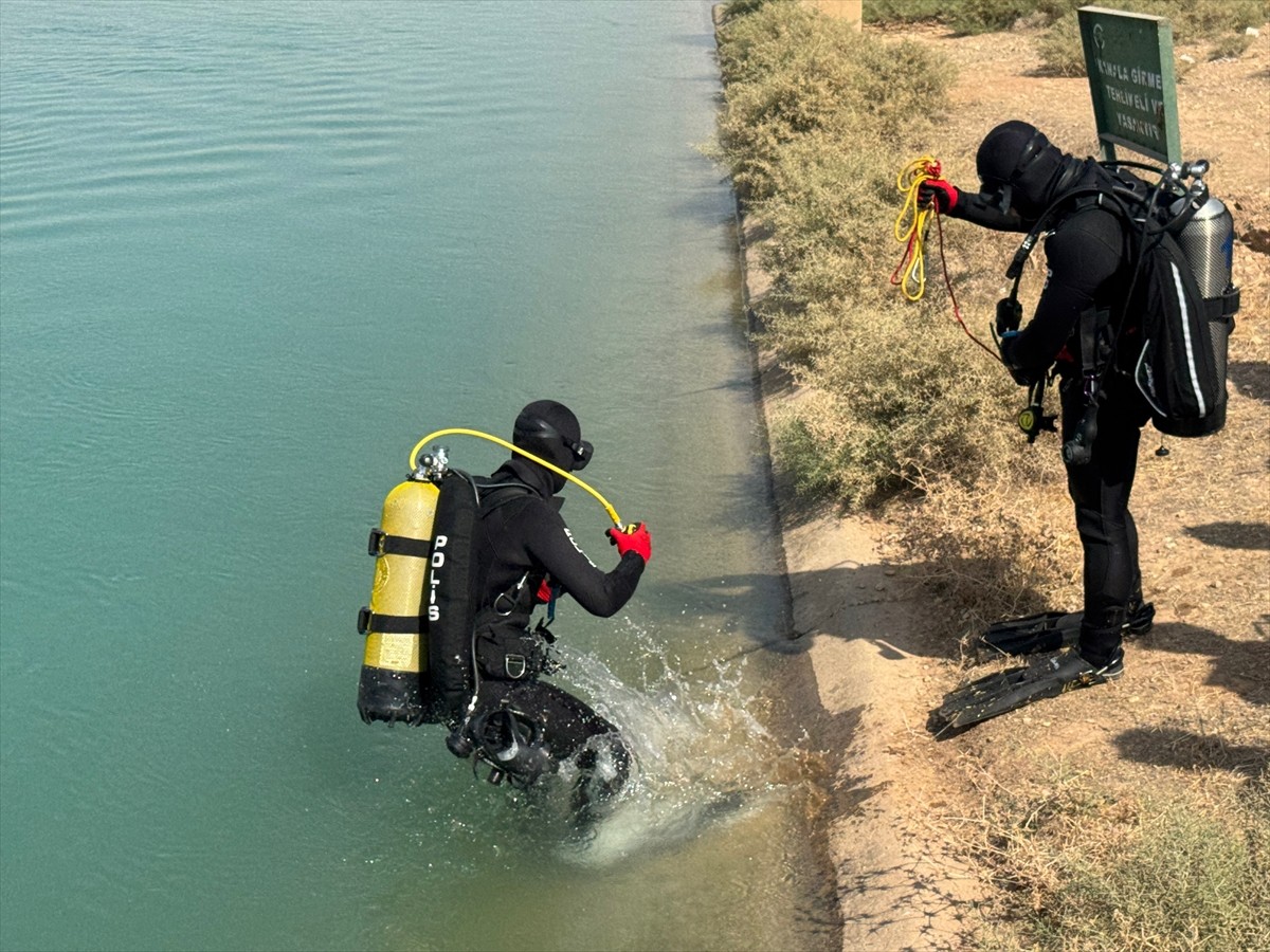 Şanlıurfa'nın Haliliye ilçesinde sulama kanalında akıntıya kapılan kişi için arama çalışması...