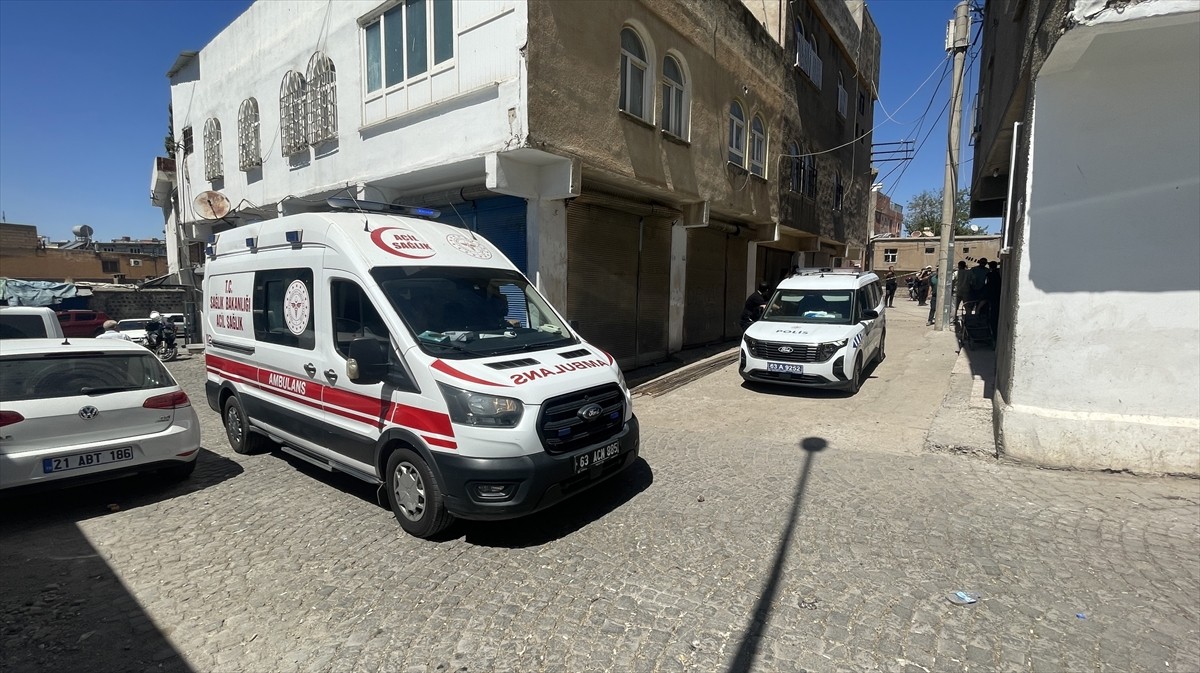 Şanlıurfa'nın Siverek ilçesinde çıkan silahlı bıçaklı kavgada 2 kişi yaralandı, 3 şüpheli...