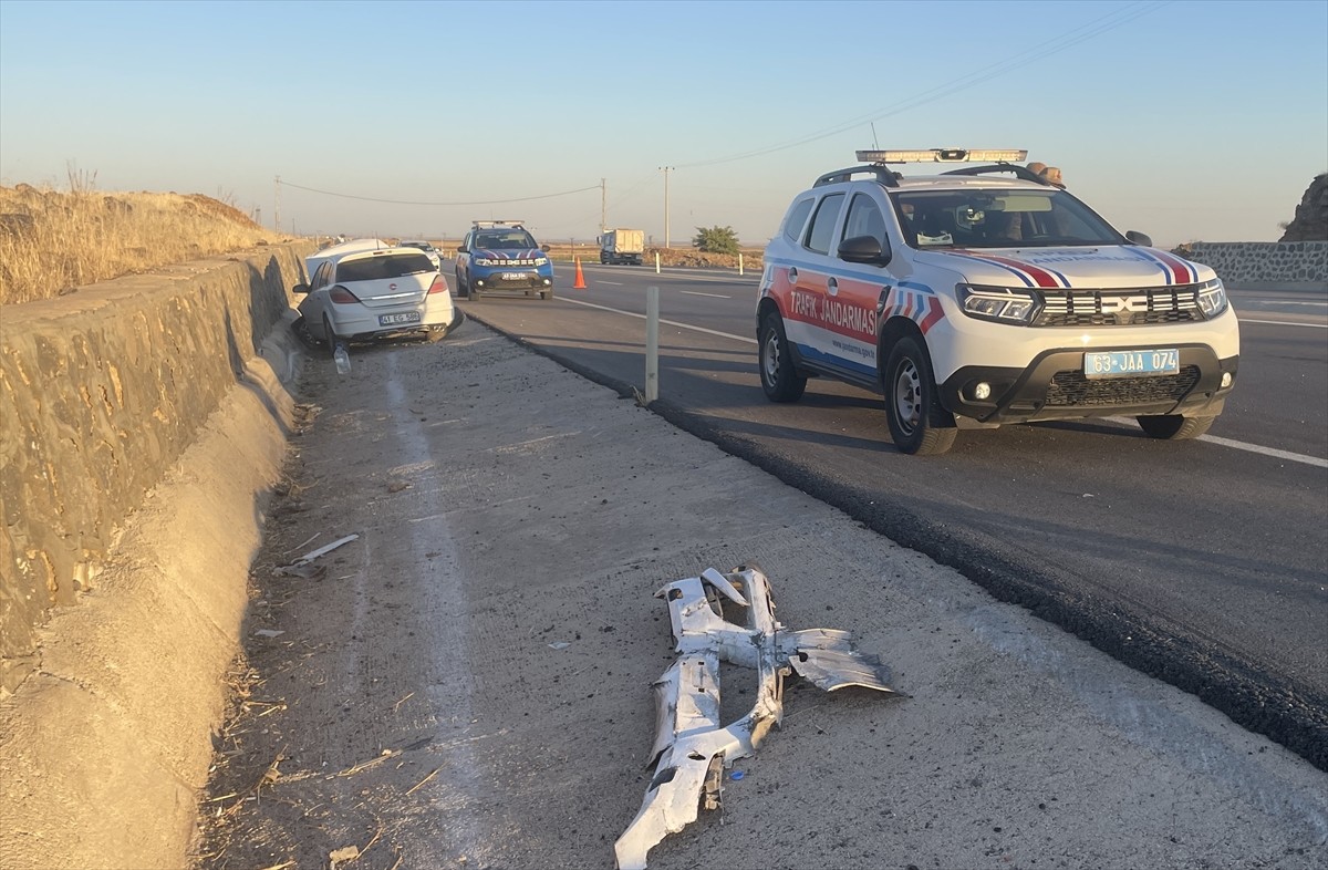 Şanlıurfa'nın Siverek ilçesinde istinat duvarına çarpan otomobildeki 4 kişi yaralandı.