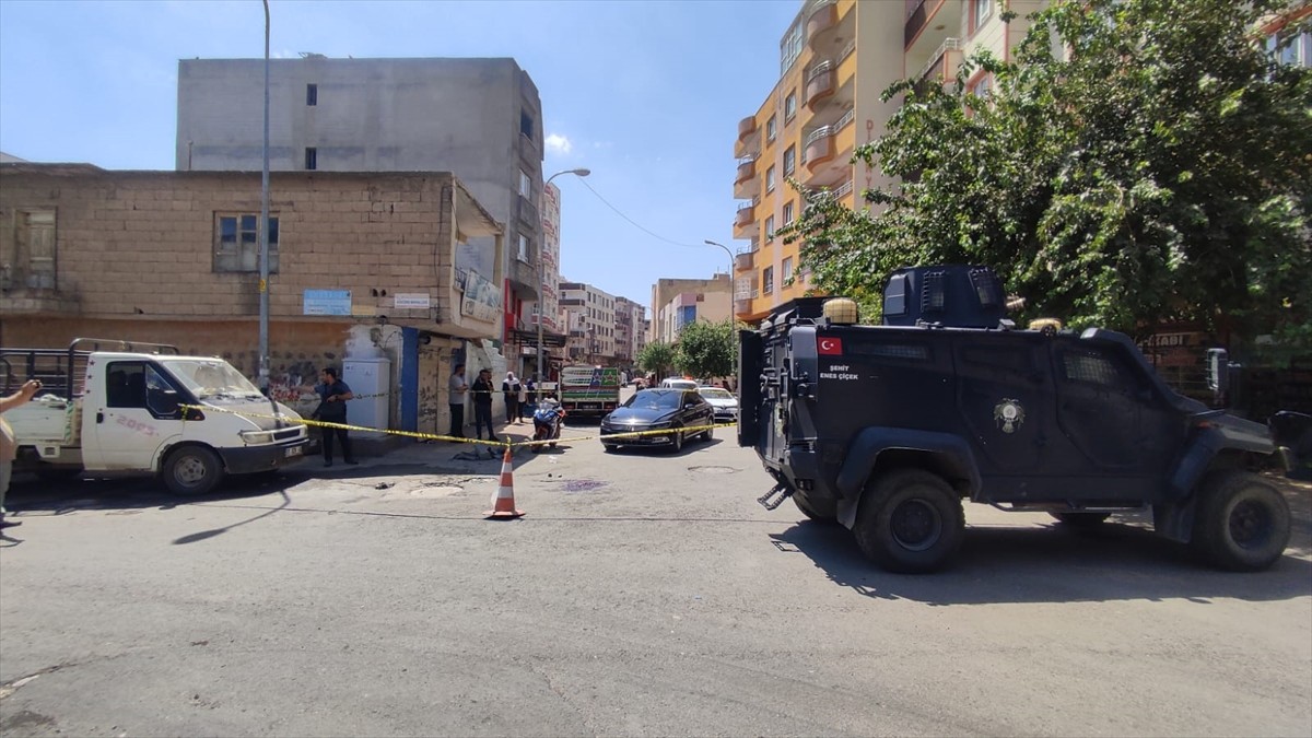 Şanlıurfa'nın Viranşehir ilçesinde akrabalar arasında çıkan silahlı kavgada 4 kişi yaralandı....